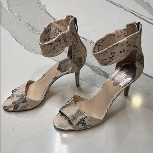 Vince Camuto Beige Snake Print Heels Sz 8.5 2.75” Heel